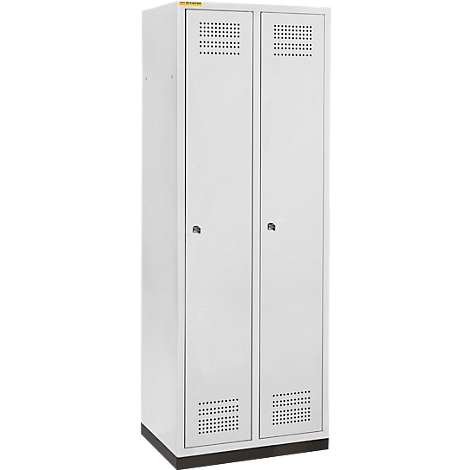 Weißer Schrank mit zwei Türen, Belüftungslöchern und kleinen Griffen.
