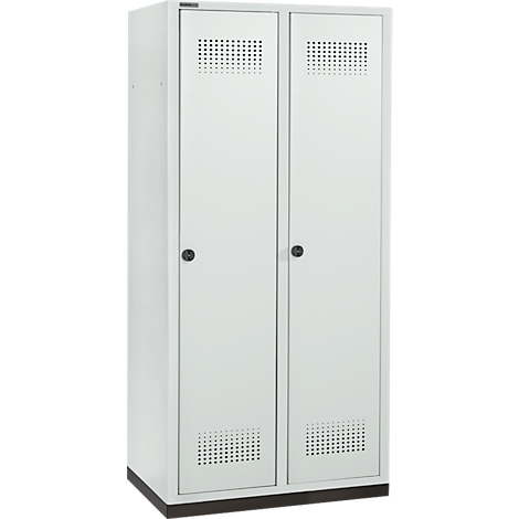 Weißer, doppelter Stahlschrank, mit Löchern in den Türen. Schwarze Griffe und Sockel.