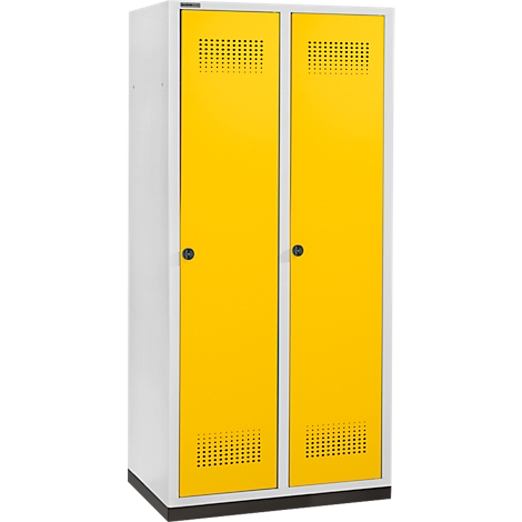 Gelber Spindschrank mit zwei Türen, Löchern und schwarzen Griffen. Der Schrank steht vor weißem Hintergrund.