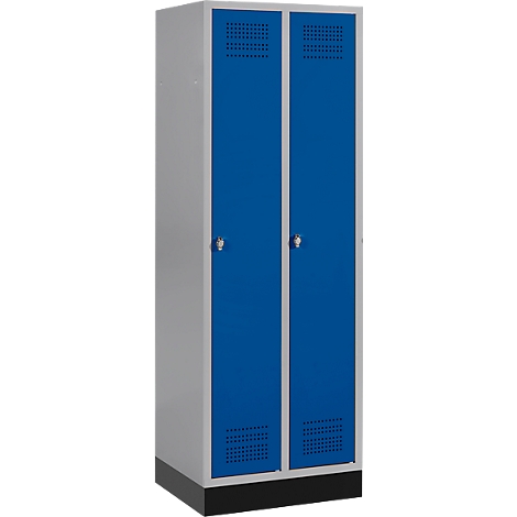 Schrank mit zwei blauen Türen, silbernen Griffen, Lüftungsschlitzen. Graues Gehäuse und schwarzer Sockel.