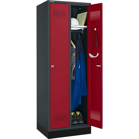 Ein offener Spind mit roter Tür. Blaue Jacke, Schuhe und Helm im Inneren.
