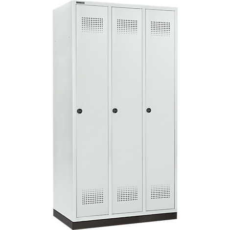 Dreifacher weißer Metallschrank. Jede Tür hat ein Lochmuster und einen schwarzen Knopfgriff.