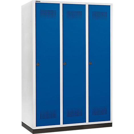 Drei blaue Spinde mit weißem Rahmen und Griffen. Oben und unten sind Luftlöcher.