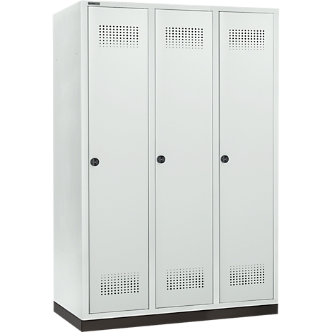 Weißer Schrank mit drei Türen, kleinen Löchern und schwarzen Griffen.