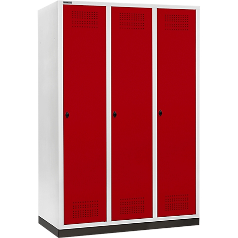 Dreifach-Spindschrank, rot lackierte Türen mit Luftschlitzen, weißes Gehäuse und schwarzer Sockel.