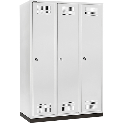 Dreiteiliger, weißer Spind mit Lochmuster, Griffe und dunkelgrauem Sockel.