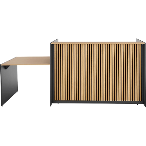Schreibtisch mit Holzlamellen-Rückwand, grauer Metallrahmen und Holzplatte.
