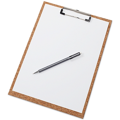Klemmbrett mit Korkrahmen und weißem Papier. Ein silberner Stift liegt darauf.