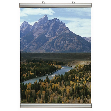 Roll-up Display mit Berglandschaft. Fluss durch Wald, Berge im Hintergrund.