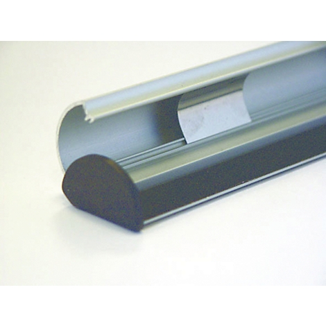 Nahaufnahme eines silbernen Aluminiumprofils mit schwarzer Gummilippe.