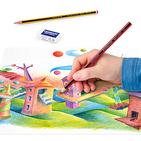 Hand tekent een kleurrijke tekening met een rode potlood. Op de achtergrond liggen een gele potlood en een gum.