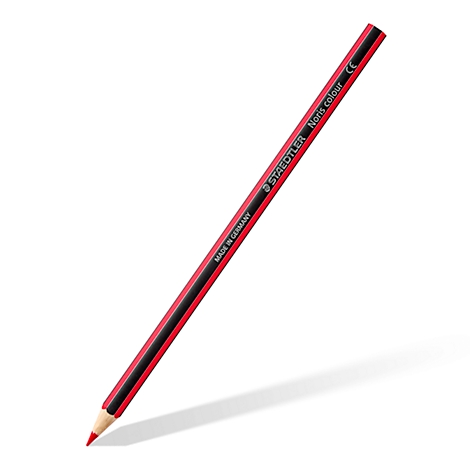 Rode Staedtler kleurpotlood op witte achtergrond. Zwarte streep, belettering.