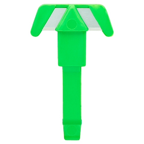 Outil en plastique vert avec une tête en forme de T et une lame blanche, isolé sur fond blanc.