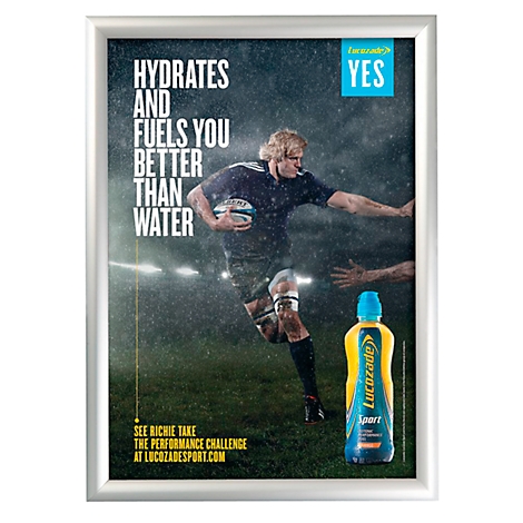 Rugbyspeler in de regen met Lucozade-fles en reclametekst.