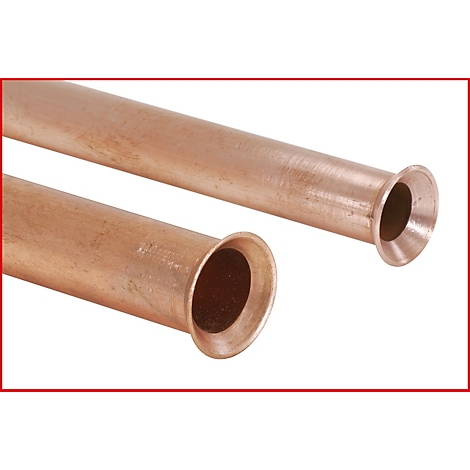 Zwei Kupferrohre, eines im Vordergrund mit geweitetem Ende, das andere im Hintergrund. Beide zeigen eine glatte, glänzende Oberfläche.