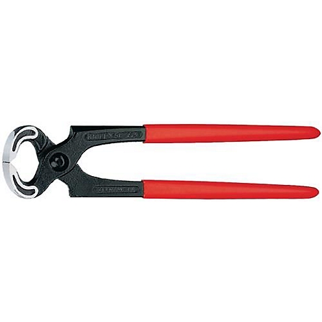 Zwarte kniptang met rode handvatten. Open. Bovenkant met belettering van de fabrikant.