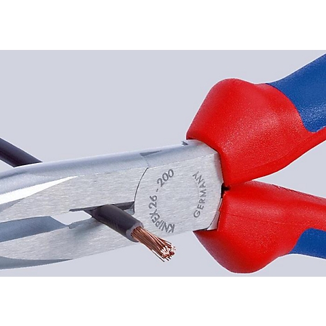 Nahaufnahme einer Zange, die ein Kabel schneidet. Die Griffe sind rot und blau. Auf der Zange steht KNIPEX 26-200 Germany.