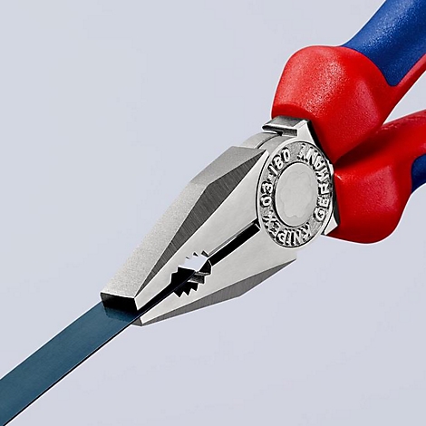 Gros plan d'une pince tenant une bande bleue. Les poignées sont rouges et bleues. Il y a un logo avec du texte sur la tête de la pince.