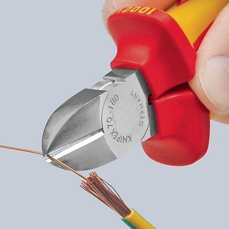 Nahaufnahme einer Zange, die einen Kupferdraht durchtrennt. Rote und gelbe Griffe, Zangenmaul mit Aufschrift KNIPEX GERMANY.