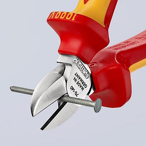 Nahaufnahme einer Zange mit rotem und gelbem Griff, die einen Nagel durchtrennt. Auf der Zange ist der Schriftzug KNIPEX zu sehen.