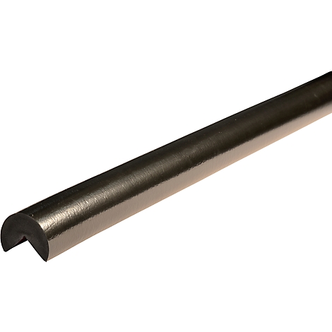 Schwarzes Eckprofil, Detailansicht. Es ist aus Metall und hat eine V-förmige Nut.