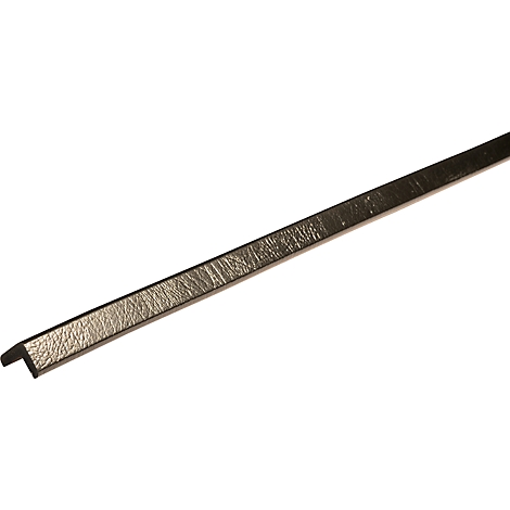 Schwarze Eckleiste mit rauer Oberfläche, schräg von links unten nach rechts oben.