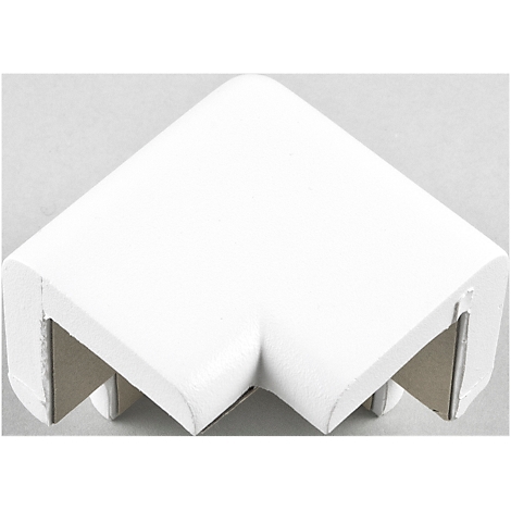 Conector de esquina de conducto de cable blanco. La forma es triangular con bordes redondeados. Los clips metálicos son visibles.