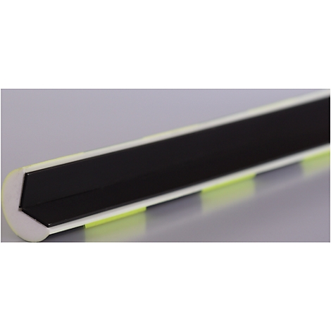 Primer plano de una forma estrecha y rectangular. Una parte interior negra está enmarcada por un borde blanco y amarillo.