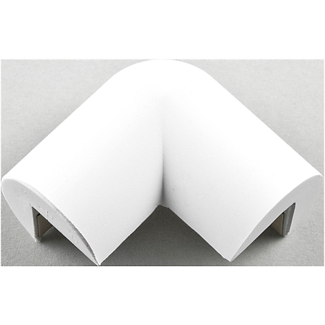 Ein weißes Eckschutzprofil aus Schaumstoff, mit Metallklammern versehen, vor grauem Hintergrund.