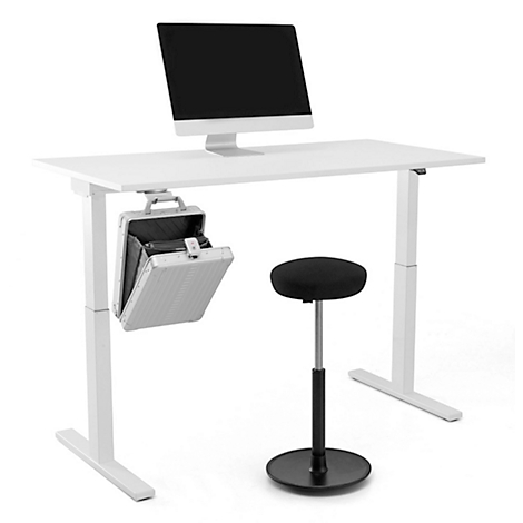 Witte in hoogte verstelbare bureau met monitor, kruk en aktetas. Aktetas bevestigd aan de onderkant van het bureau.