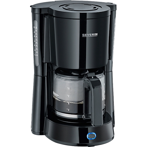Zwarte koffiemachine met glazen kan. Opschrift: SEVERIN. Blauw oplichtende knop.