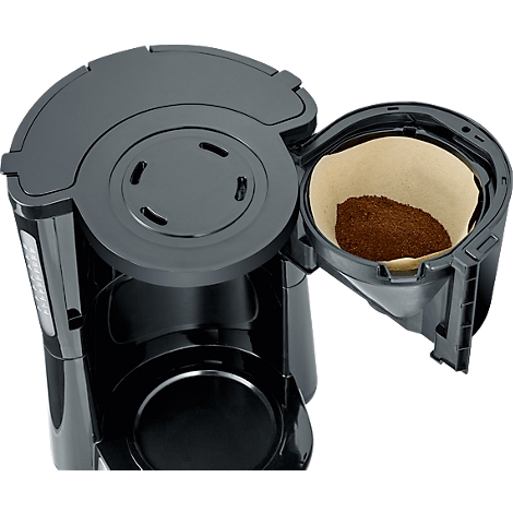 Close-up van een zwarte koffiemachine; filter gevuld met gemalen koffie.