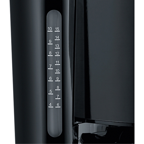 Close-up van een zwarte koffiemachine met een watertank en een waterniveau-indicator. De schaal toont metingen van 4 tot 15.