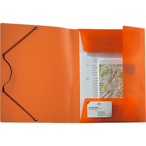 Offene, orangefarbene Mappe mit Papier, Karte und Visitenkarte. Schwarzes Gummiband zum Verschliessen.