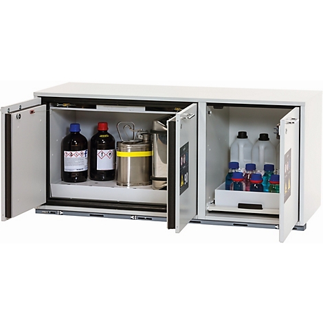 Sicherheits-Chemikalienschrank mit geöffneten Türen. Auf Regalen stehen Flaschen und Behälter mit Chemikalien, teilweise mit Warnsymbolen.