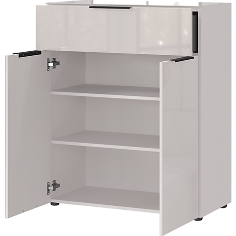 Weißer Schrank, Türen offen, Einlegeböden sichtbar. Schwarze Griffe, Scharniere und Füße.