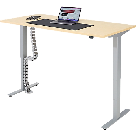 Hellbrauner, höhenverstellbarer Schreibtisch mit Laptop, schwarzem Mousepad und Kabelführung.