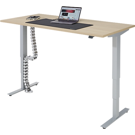 Hellbrauner, höhenverstellbarer Schreibtisch mit Laptop, Smartphone und Kabelkette. Der Schreibtisch ist mit einer schwarzen Schreibtischunterlage ausgestattet.