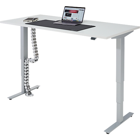 Ein weißer, höhenverstellbarer Schreibtisch mit Laptop, Notizbuch und Kabelführung. Die Tischbeine sind silberfarben.