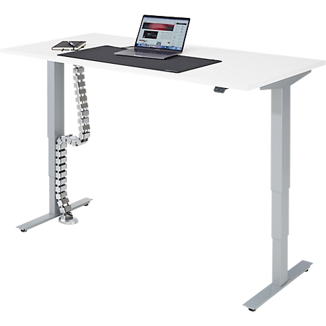 Ein weißer, höhenverstellbarer Schreibtisch mit Laptop, Kabelmanagement und Notizbuch. Graue Metallbeine. 