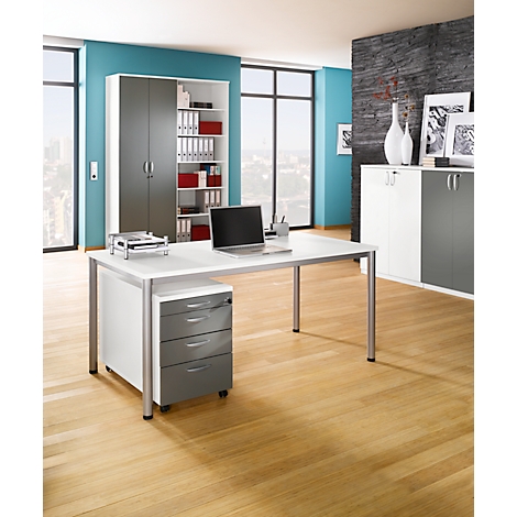 Büro mit Schreibtisch, Laptop, Aktenschrank und Fenster. Helles Holz und türkise Wand.
