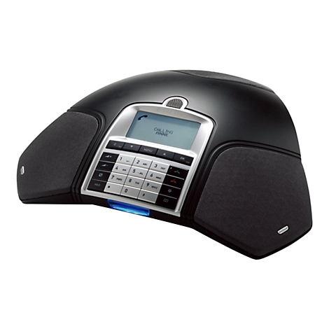Schwarzes Konftel Konferenztelefon mit silbernem Tastenfeld und Display vor weißem Hintergrund.
