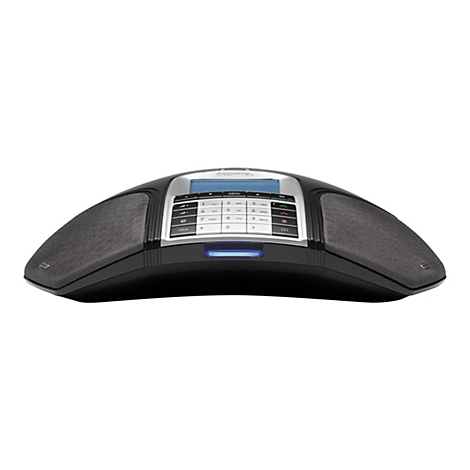 Schwarzes Konftel Konferenztelefon mit Tastenfeld und Display vor weißem Hintergrund.