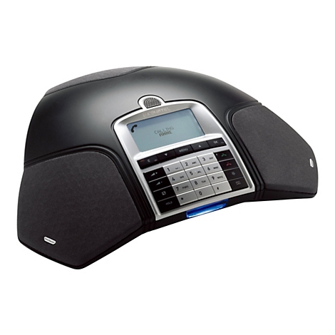 Schwarzes Konftel Konferenztelefon mit Display und Tastenfeld auf weißem Hintergrund.
