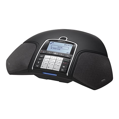 Schwarzes Konftel Konferenztelefon mit digitalem Display und Tastenfeld vor weißem Hintergrund.