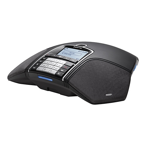 Schwarzes Konftel Konferenztelefon mit Tastenfeld und Display vor weißem Hintergrund.