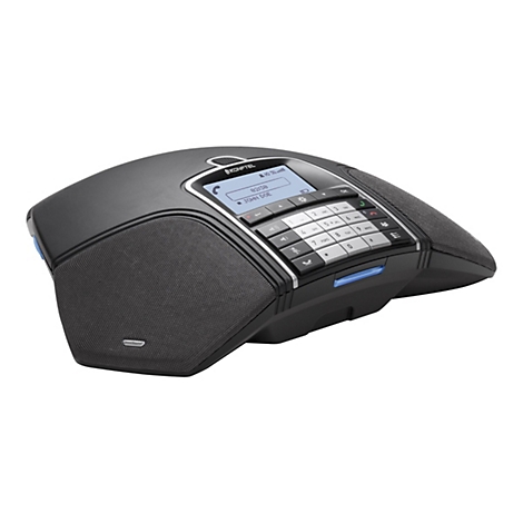 Schwarzes Konftel Konferenztelefon mit Tastenfeld und Display vor weißem Hintergrund.