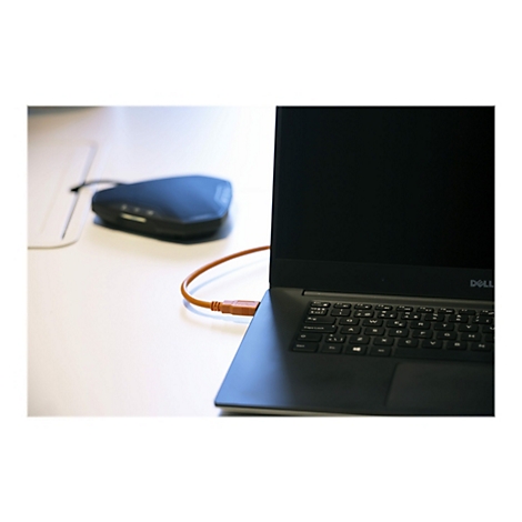 Ein schwarzer Laptop mit orangefarbenem Kabel. Auf dem Tisch liegt ein schwarzer Router.