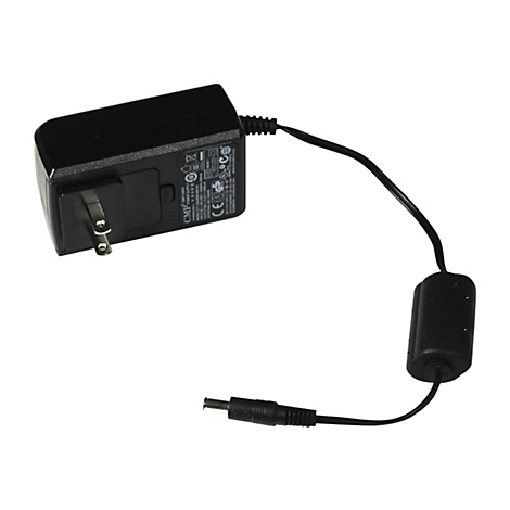 Schwarzes Steckernetzteil mit Kabel und kleinem runden Hohlstecker vor weißem Hintergrund.