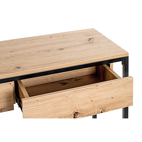 Nahaufnahme eines geöffneten Holzschubkastens. Die Tischplatte ist aus hellem Holz, umrandet von schwarzem Metall.